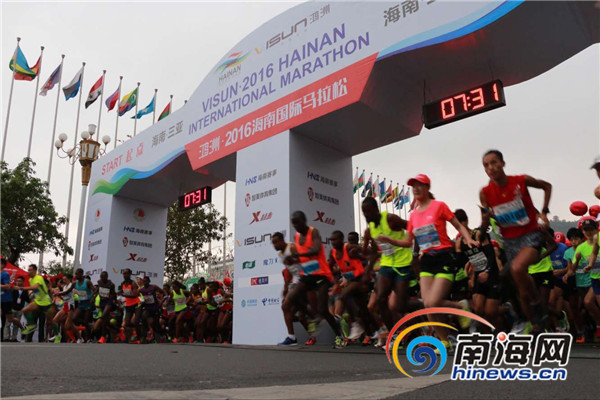 　　海南国际马拉松开跑，南海网记者邓松摄。