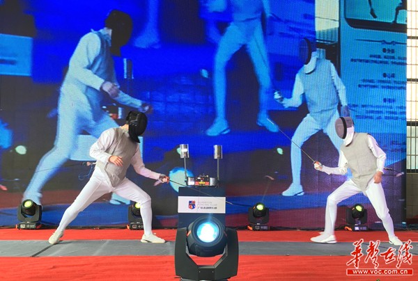 国防科技大学附属小学校击剑队教练和队员进行剑术表演