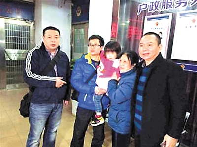 3岁小女孩走失11小时后，被家人带回家。