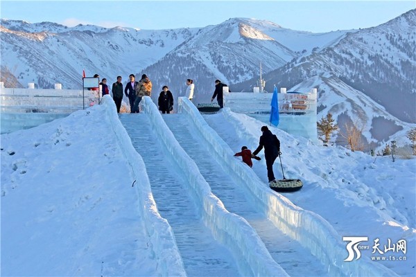 　　2月24日，游客在新疆巴里坤县蒲类海滑雪场游玩。