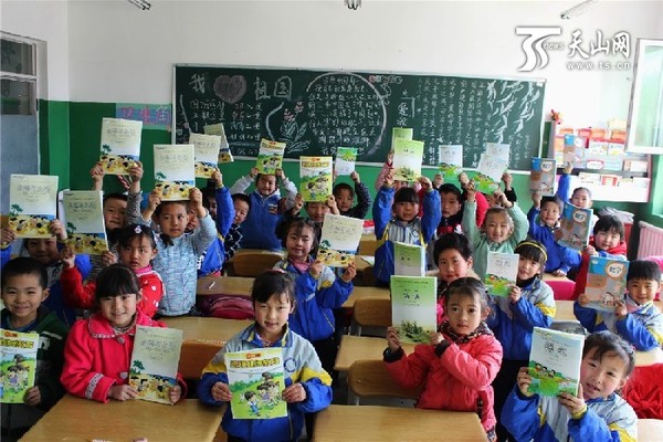 孩子们展示自己的新书