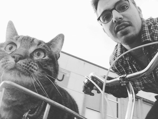 雷米为猫咪取名为“cathode”,意为“负电极”。