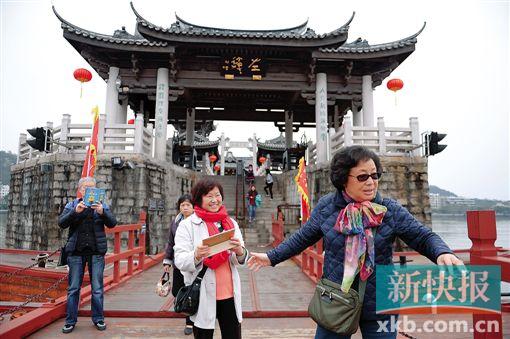 ■几位来自上海的老人在湘子桥上观光旅游。