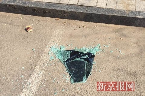 被砸碎的车玻璃。本组图片摄影：见习记者张建 实习生孙一