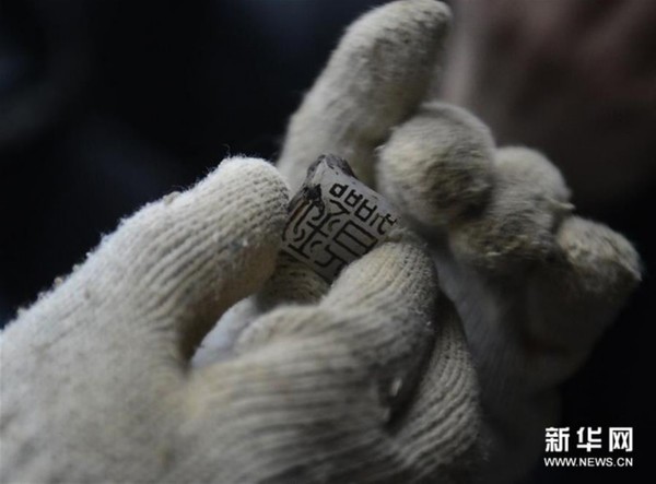 这是海昏侯墓墓主人遗骸腰部位置发现的刻有“刘贺”名字的玉印（资料图片）。