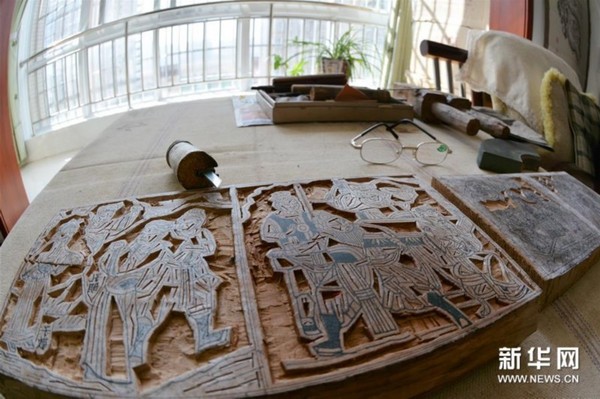 这是邰立平复制雕刻的木板年画窗花模板(新华社记者陈昌奇 2月26日摄)。