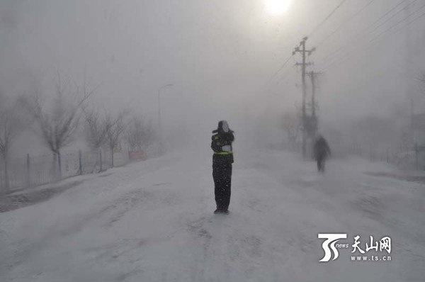 交警冒雪指挥交通