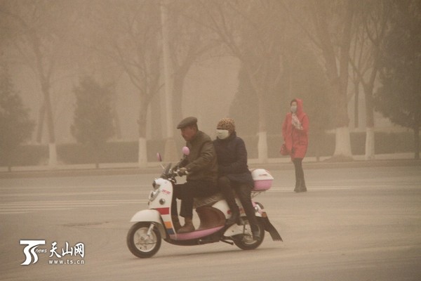 轮台县出现大风沙尘天气