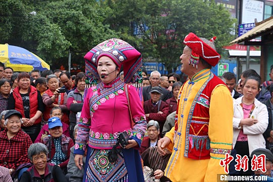 广西柳州传承古老民间艺术 将山歌唱响街头