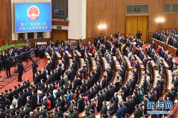 3月5日，第十二届全国人民代表大会第四次会议在北京人民大会堂开幕。这是全体起立唱国歌。 新华社记者 杨宗友 摄