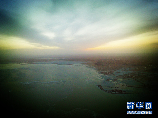 海勃湾水利枢纽上游开河（摄于3月4日18时30分）(飞手 王虎 摄)