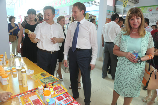 全国人大代表、黑河市市长张恩亮向俄罗斯阿穆尔州州长克兹洛夫介绍黑河地方名优产品。