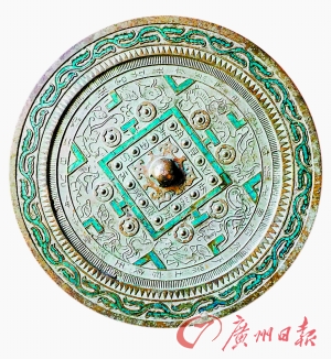 汉代铜镜有“英文” 千百年来引猜想|考古|铭文_凤凰资讯