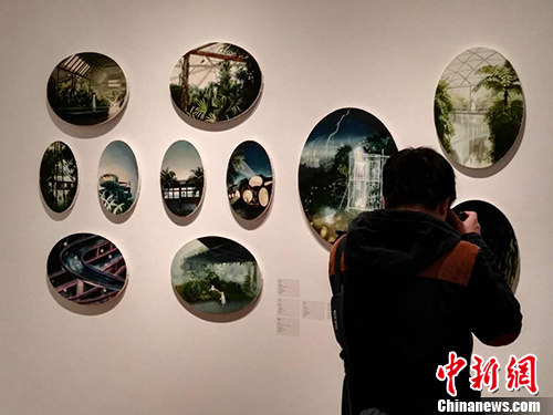 崔君、莫頔、狄青个展开幕现场，图为参观者在莫頔作品前拍照。宋宇晟 摄