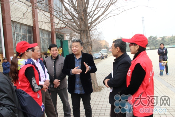 著名书法家张明中郏县献爱心 长期资助2名贫困