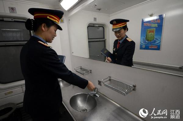 登车后,徐洪燕忙碌开来,车上的每一项设施都要进行仔细检查。