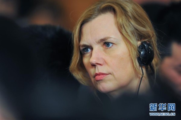 　　 3月2日，一名外国女记者参加全国政协十二届四次会议新闻发布会。新华社记者李任滋摄