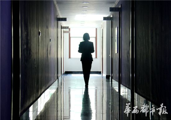 每天抱着文件在机关大楼里来回的穿梭,已成为她工作的一大部分。李结义摄