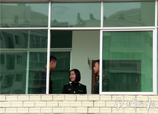 机关直属队的战士们有什么知心话总是愿意和心思细腻的张祯聊一聊。李结义摄