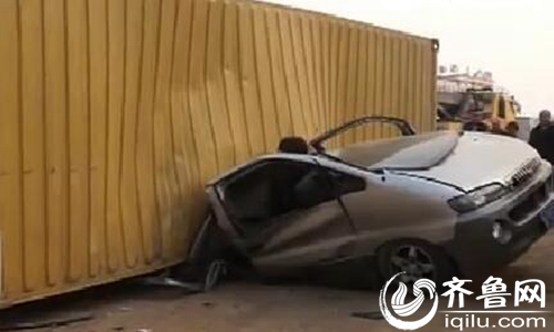 侧翻的半挂车几乎将商务车拦腰砸断，但幸运的是商务车中并没有人。