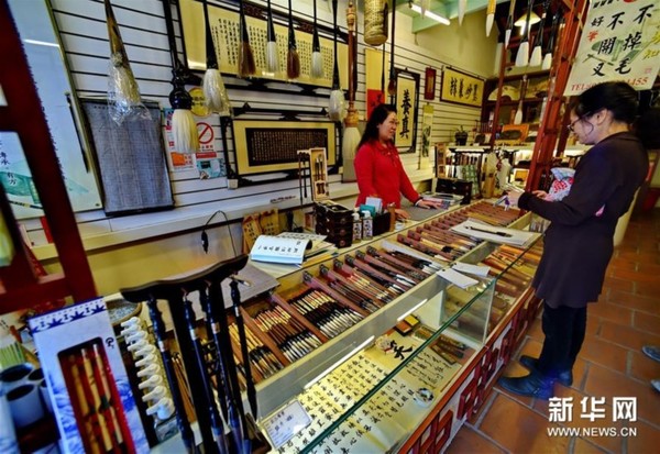 3月7日，顾客（右）在敦品制笔商店选购毛笔。