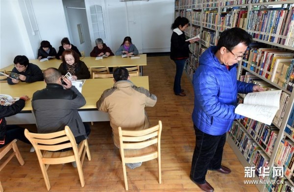 3月7日,读者在廊坊市广阳区图书馆阅读书籍.新华社记者李晓果 摄
