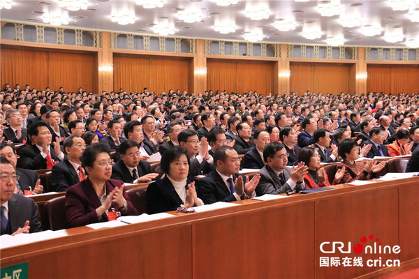 与会代表热烈鼓掌。摄影:杨磊