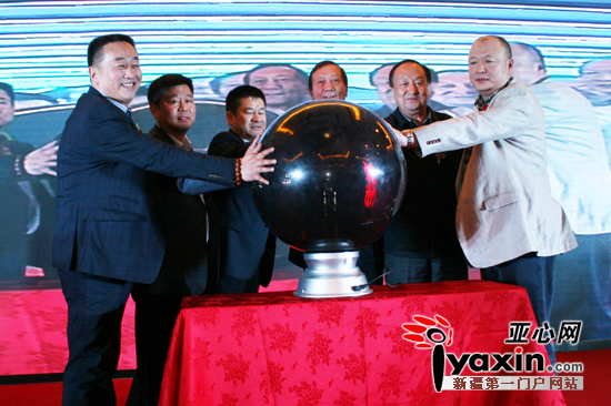 发布会现场，嘉宾启动水晶球。