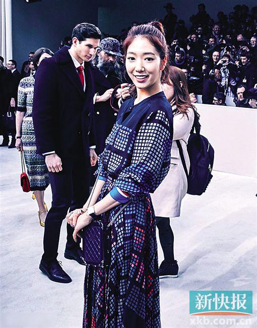 王先生输了。    法国当地时间3月8日,朴信惠亮相某品牌2016秋冬时装展,与Pharrell Williams、Anna Mouglalis等大腕同场看秀。