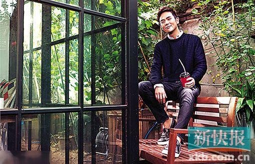 这两个cos我给满分。    张晓龙一组四合院写真大片,身着简单的T恤外搭深蓝色针织衫,下身随意地穿着一条牛仔裤,坐在长椅背上,简单随性,堪称一个“大写的帅”。