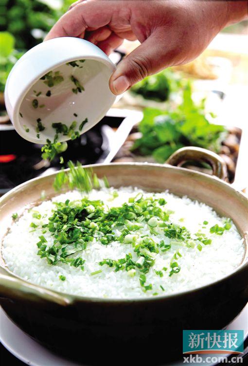 油盐煲仔饭,简单美味。