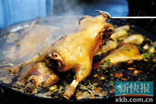 古法焖鹅,上桌前需要在大锅里焖35分钟作为预烹饪过程。