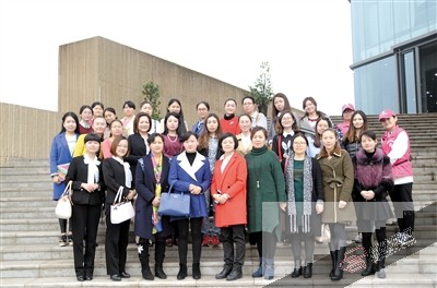 女性代表合影留念。