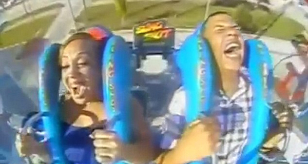 过山车火箭一般上升，男子看上去完全吓傻了。（网页截图）