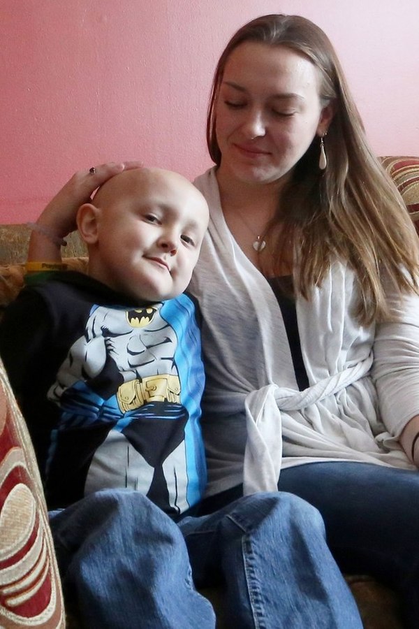 多里安·默里与母亲。（图片来源：美国媒体）