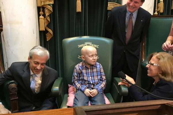 当地时间1月，多里安·默里与罗德岛州议员。（图片来源：美国媒体）