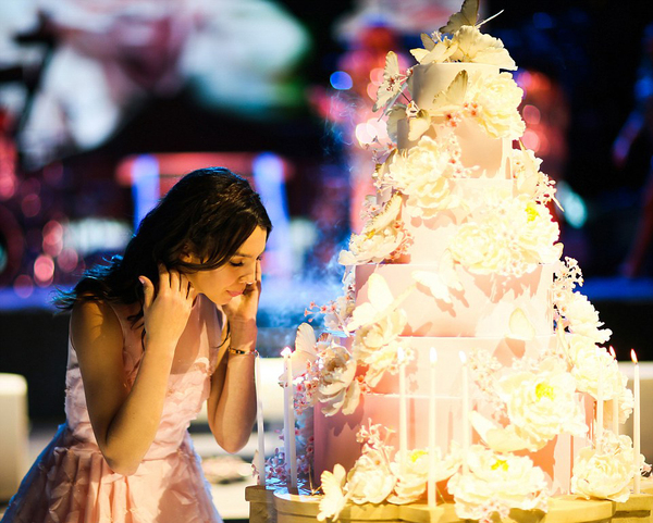 律师父亲托马斯·亨利近日为15岁的女儿玛雅·亨利举办了一场价值600万美元(近4000万元人民币)的生日派对。(网页截图)