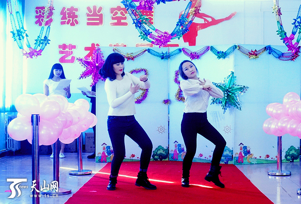 3月8日,裕民县第一双语幼儿园的老师们在进行时装走秀展示。