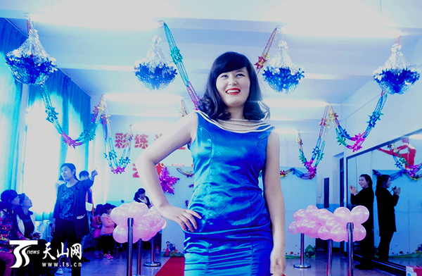 3月8日，裕民县第一双语幼儿园的老师们在进行时装走秀展示。