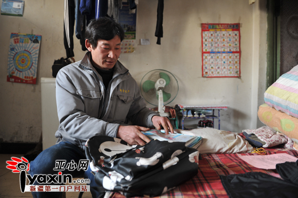 3月10日13时许,张军在凤凤的书包内寻找着线索。记者 陈峰 摄