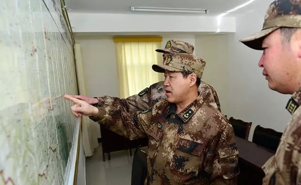 西藏军区司令员许勇在基层单位指导工作。赵海波摄