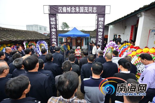 3月10日,战友、亲人、朋友自发地来到追悼会现场,送朱国茂最后一程。(公安供图)