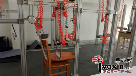 试验设备模仿人体，对家具进行检测。亚心网记者 龚彦晨 摄