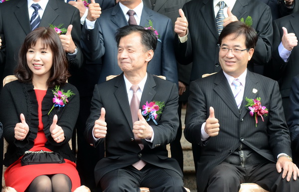 桃园市政府副市长邱太三（中）预计在3月底到4月离职，桃园市政府11日表示，未来邱太三将先投入交接的幕僚工作，至于未来职务，将尊重台湾地区领导人当选人蔡英文的决定。图片来源：台湾“中央社”