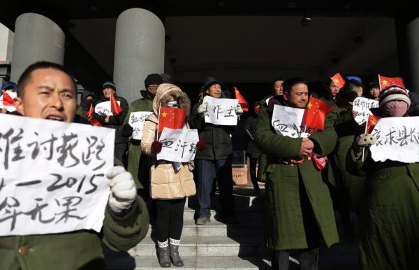 2015年11月24日，黑龙江双鸭山集贤县，农民工在讨薪。 本文图片均为 澎湃新闻记者 程艺辉 图