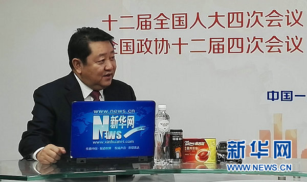 内蒙古自治区阿拉善盟盟委副书记、盟长冯玉臻接受新华网访谈（徐岩 摄）
