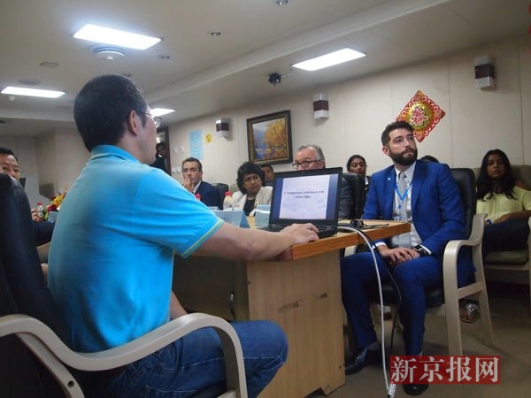 第二航段首席科学家倪建宇正在向法基姆及其随行介绍大洋科考。