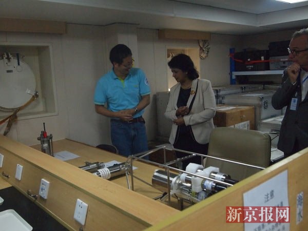 第二航段首席科学家倪建宇正在向总统展示科考设备。