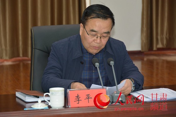 宕昌县委书记李平生在会议上准备发言（刘海天 摄）