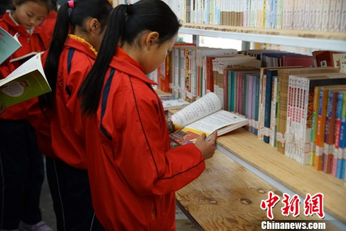 小邑庄完小的学生们正在看书